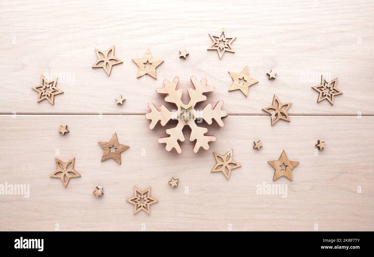 Fond de Noël avec des étoiles en bois et un flocon de neige sur une planche en bois, carte de Noël traditionnelle Banque D'Images