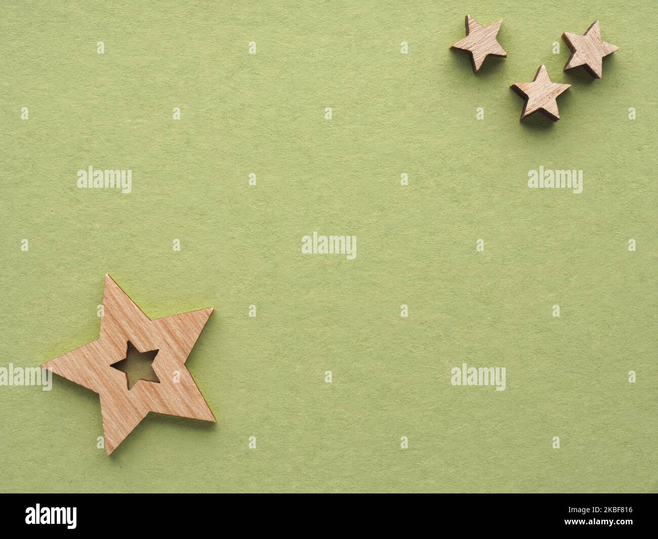 Fond de Noël avec des étoiles en bois sur fond de papier vert, carte de Noël traditionnelle Banque D'Images
