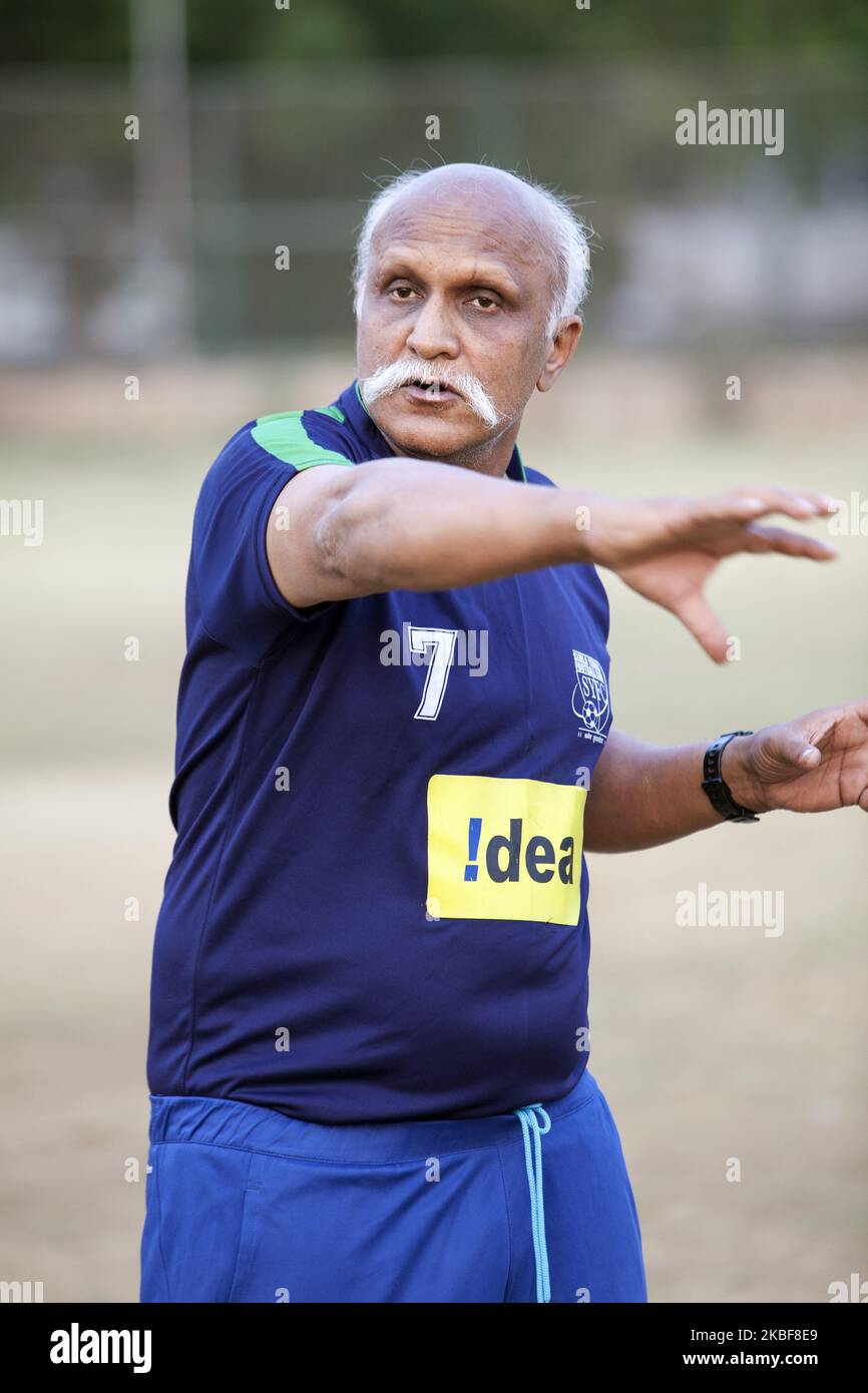 Formation du club de football du FC Simla Youngs à Delhi, Inde, le 2 avril 2018. Coach Tushar Dev donne des instructions aux joueurs. Les conditions en Inde pour le football sont difficiles. La chaleur - la saison dans les compétitions inférieures n'est que de deux mois, c'est-à-dire en mars et avril. Les mauvaises surfaces et le smog posent également problème. Simla Youngs est un club qui a été fondé en 1936 et qui est l'un des plus traditionnels d'Inde. Récemment, des clubs comme Barcelona Gurgaon, Paris Saint Germain ont commencé à ouvrir leurs académies de football, les frais de ces académies ne sont pas bon marché. Les formateurs viennent d'Europe pour les formations, monde ch Banque D'Images