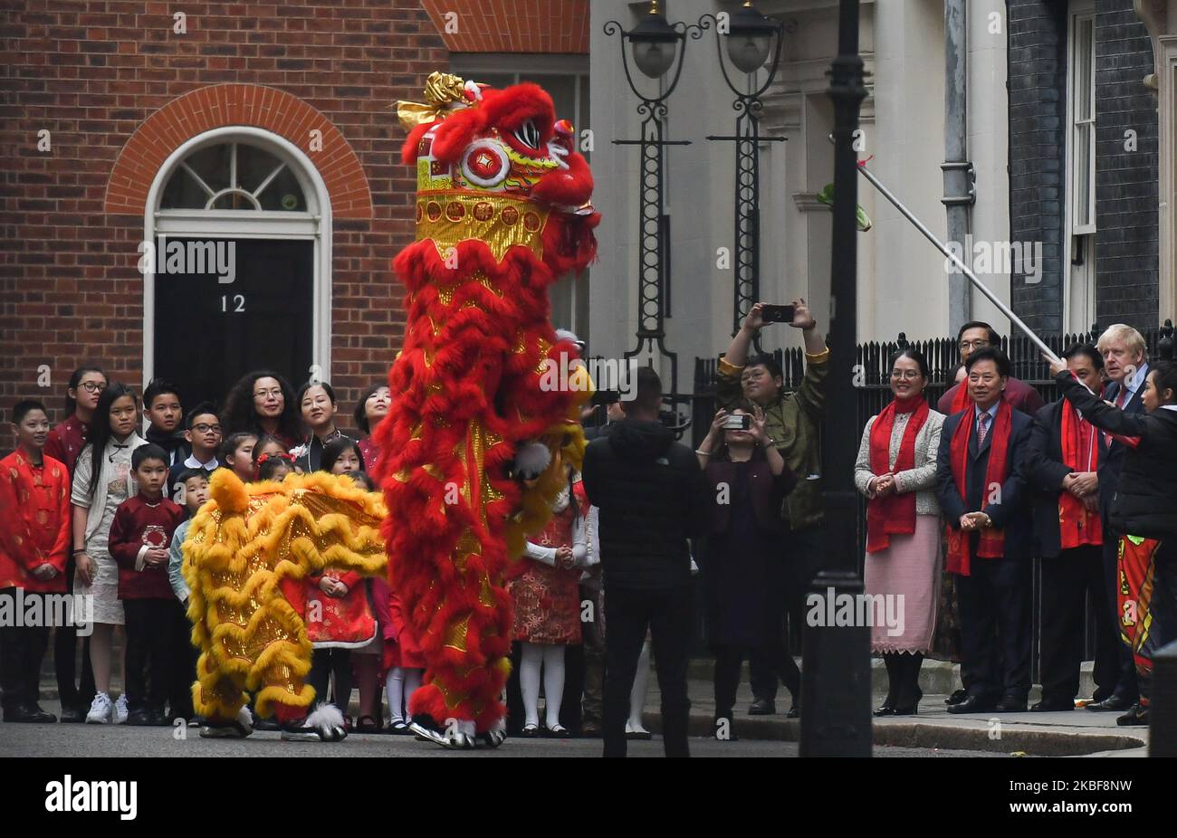 Le Premier ministre britannique Boris Johnson regarde un spectacle lors des célébrations du nouvel an lunaire chinois à Downing Street à Londres. Le vendredi 24 janvier 2019, à Londres, Royaume-Uni. (Photo par Artur Widak/NurPhoto) Banque D'Images