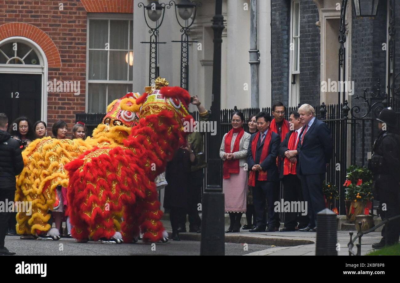 Le Premier ministre britannique Boris Johnson regarde un spectacle lors des célébrations du nouvel an lunaire chinois à Downing Street à Londres. Le vendredi 24 janvier 2019, à Londres, Royaume-Uni. (Photo par Artur Widak/NurPhoto) Banque D'Images