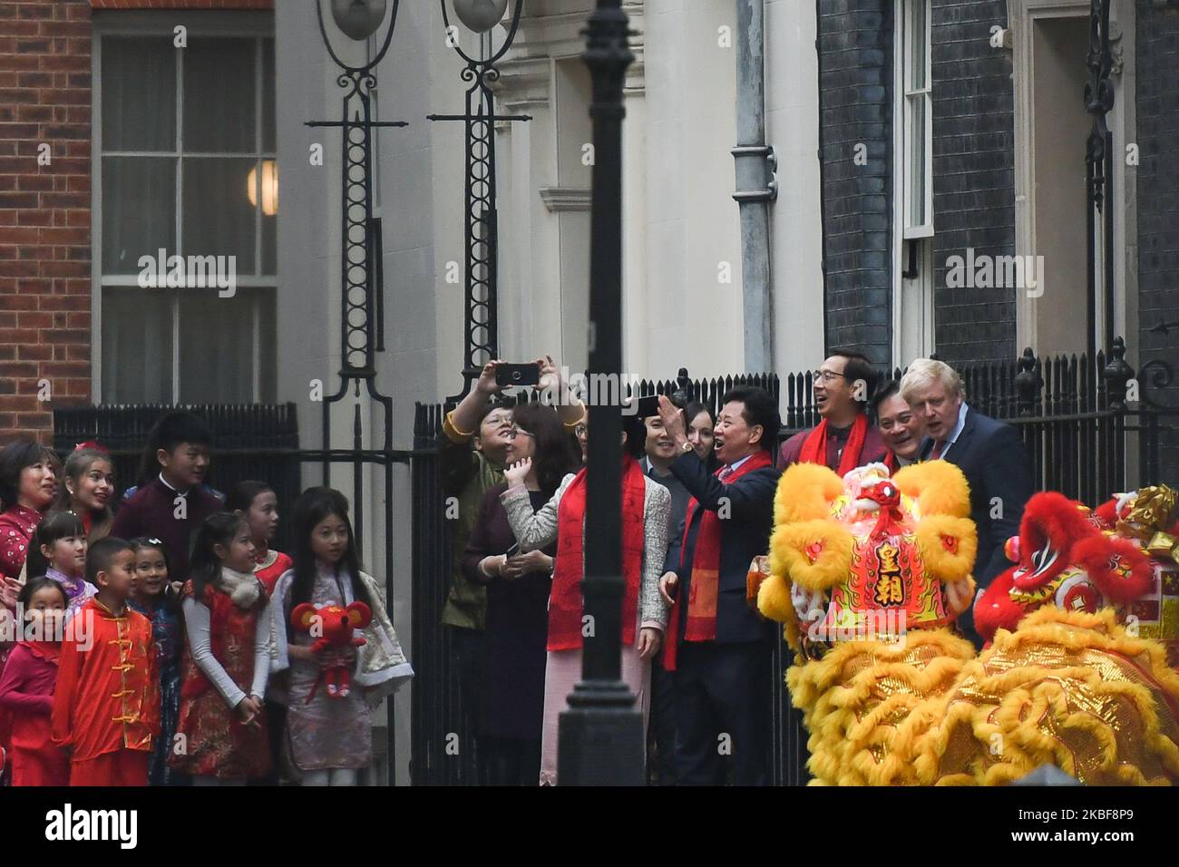 Le Premier ministre britannique Boris Johnson regarde un spectacle lors des célébrations du nouvel an lunaire chinois à Downing Street à Londres. Le vendredi 24 janvier 2019, à Londres, Royaume-Uni. (Photo par Artur Widak/NurPhoto) Banque D'Images