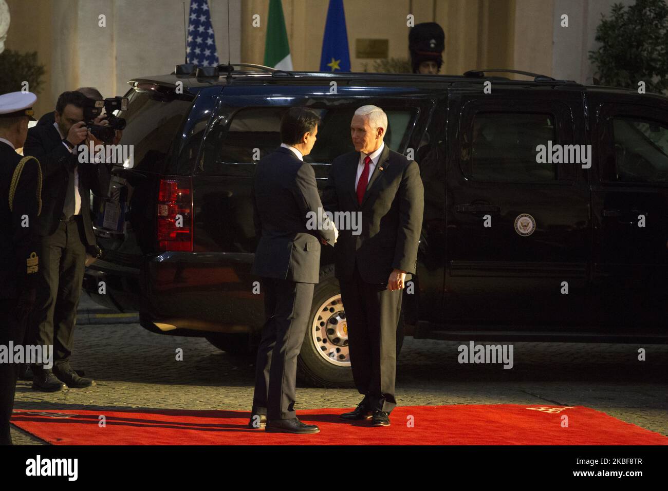 Le premier ministre italien Giuseppe Conte (L) accueille le vice-président américain Mike Pence (R) au Palais Chigi de Rome, sur 24 janvier 2020. (Photo de Christian Minelli/NurPhoto) Banque D'Images