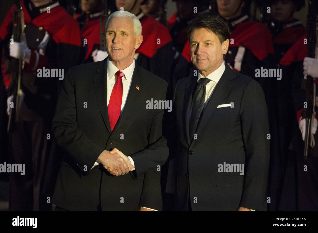 Le premier ministre italien Giuseppe Conte (R) tremble la main avec le vice-président américain Mike Pence (L) au Palais Chigi de Rome, sur 24 janvier 2020. (Photo de Christian Minelli/NurPhoto) Banque D'Images