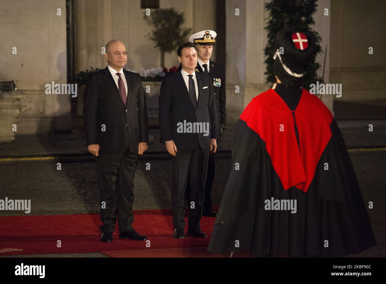 Le Premier ministre italien Giuseppe Conte (R) accueille le Président iraquien Barham Salih (L) au Palais Chigi de Rome, sur 24 janvier 2020. (Photo de Christian Minelli/NurPhoto) Banque D'Images