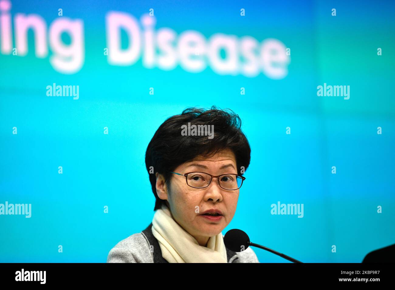 Carrie Lam, chef de l'exécutif de Hong Kong, est vue lors d'une conférence de presse dans le cadre de l'Administrateur du gouvernement central sur le 25 janvier 2020 à Hong Kong, en Chine. Hong Kong met en place des mesures de protection contre le nouveau coronavirus mortel de la Chine, qui a infecté plus de 1300 personnes et en a tué 41 en Chine et dont 5 cas confirmés ont été signalés à Hong Kong. La ville qui a été durement touchée en 2003 par l'épidémie de SRAS (syndrome respiratoire aigu sévère) qui a tué 299 personnes à Hong Kong, le gouvernement de Hong Kong a déclaré le plus haut niveau d'urgence en réponse au coronavirus Chian 2019-nCoV. (Photo de Vernon Yuen/N. Banque D'Images