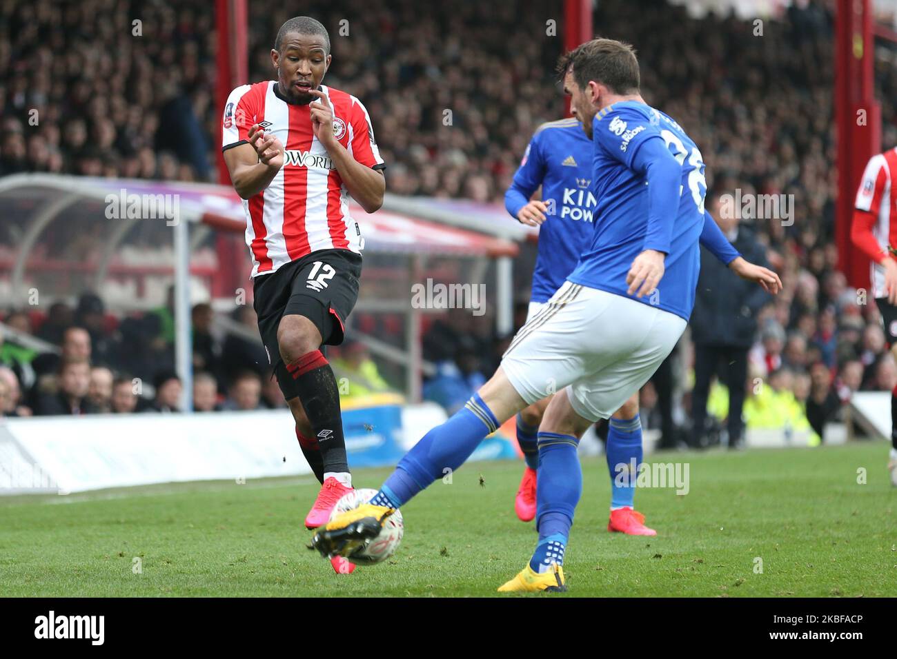 Kamohelo Mokotjo de Brentford ferme Christian Fuchs de Leicester City lors du match de la FA Cup entre Brentford et Leicester City à Griffin Park, Londres, le samedi 25th janvier 2020. (Photo de Jacques Feeney/MI News/NurPhoto) Banque D'Images