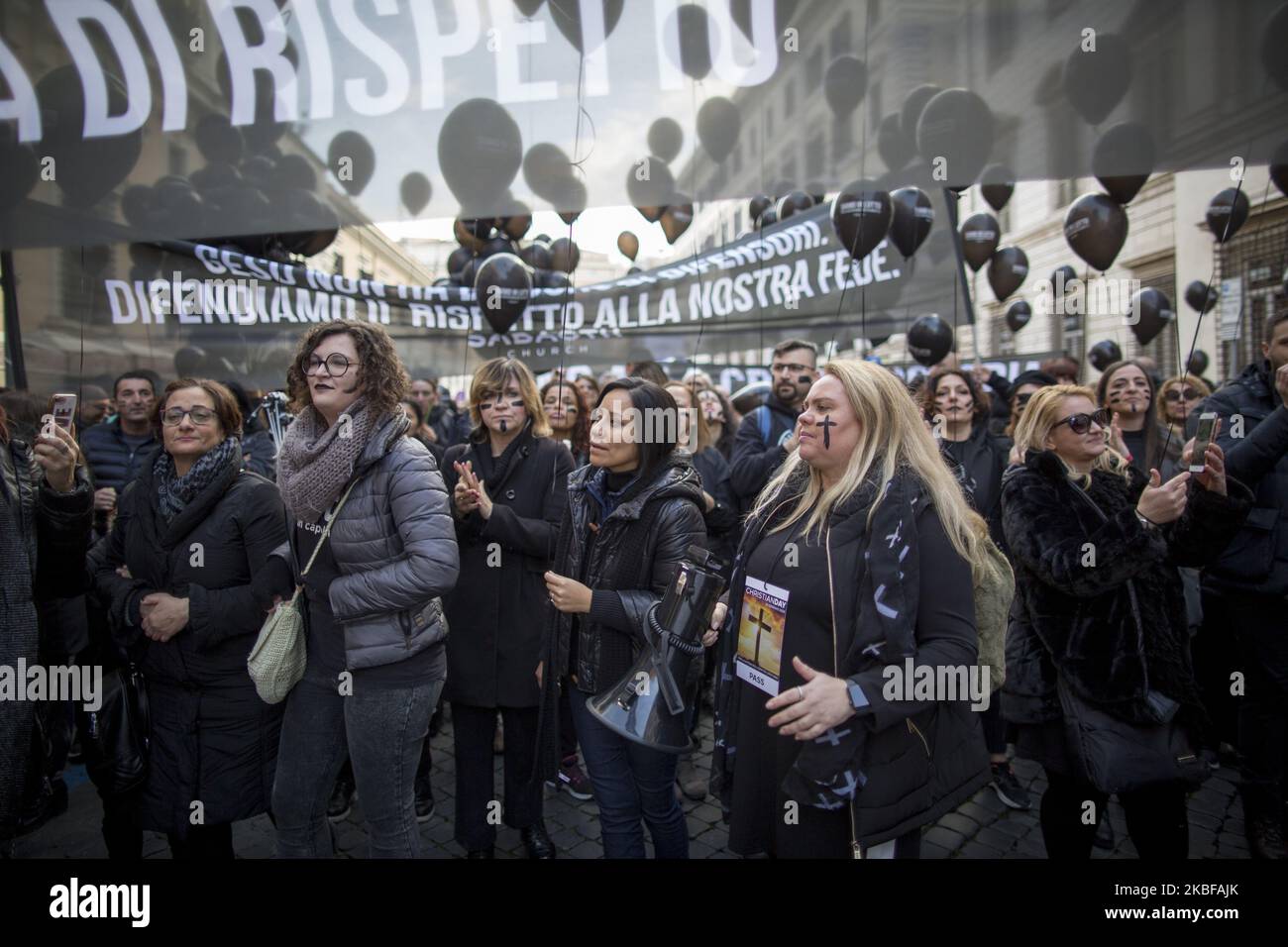 Les gens tiennent une bannière disant «nous pleurons votre mépris» à Rome, sur 25 janvier 2020. Un millier de personnes ont participé à une manifestation pour défendre le christianisme et contre les attaques contre le chrétien dans le monde entier, dans le centre de Rome. (Photo de Christian Minelli/NurPhoto) Banque D'Images