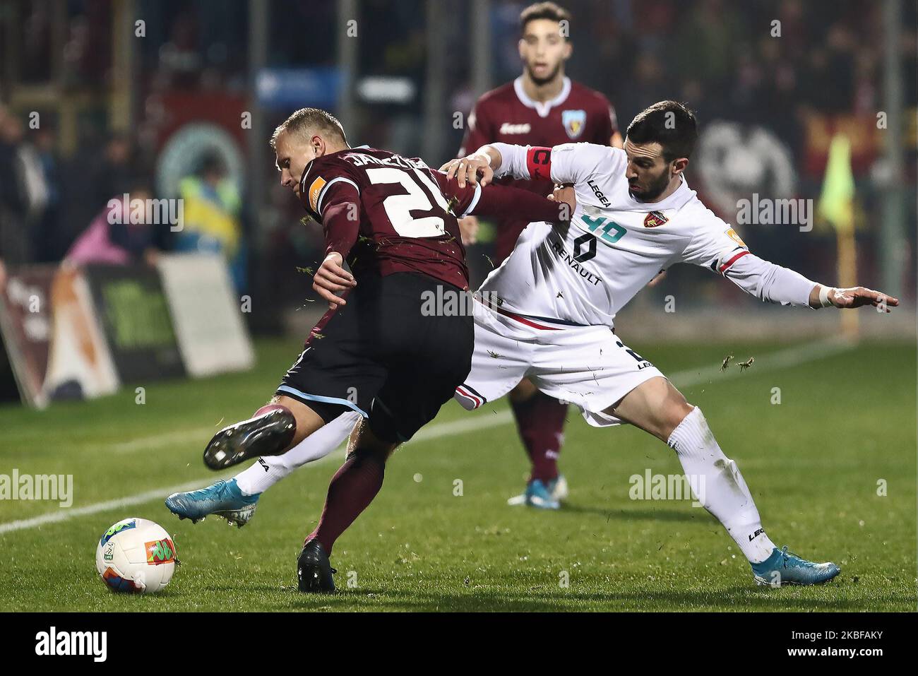 Mirko Bruccini (Cosenza Calcio) et Jean-Daniel Akpa Akpro (US Salernitana) en action pendant le football italien Serie B US Salernitana v Cosenza Calcio - Serie B au stade Arechi sur 25 janvier 2020 à Salerno, Italie.(photo de Paolo Manzo/Nurenza photo) Banque D'Images