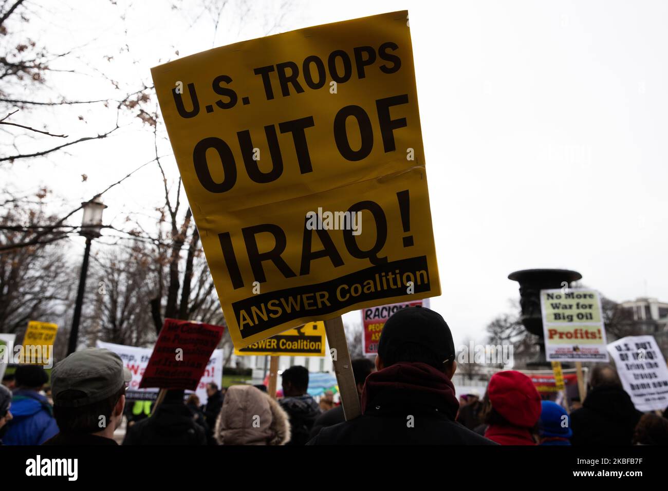 Des manifestants anti-guerre assistent à un rassemblement devant la Maison Blanche. L'action a également eu lieu dans 153 villes de 20 pays pour la Journée mondiale de protestation. Washington, D.C., 25 janvier 2020. (Photo par Aurora Samperio/NurPhoto) Banque D'Images