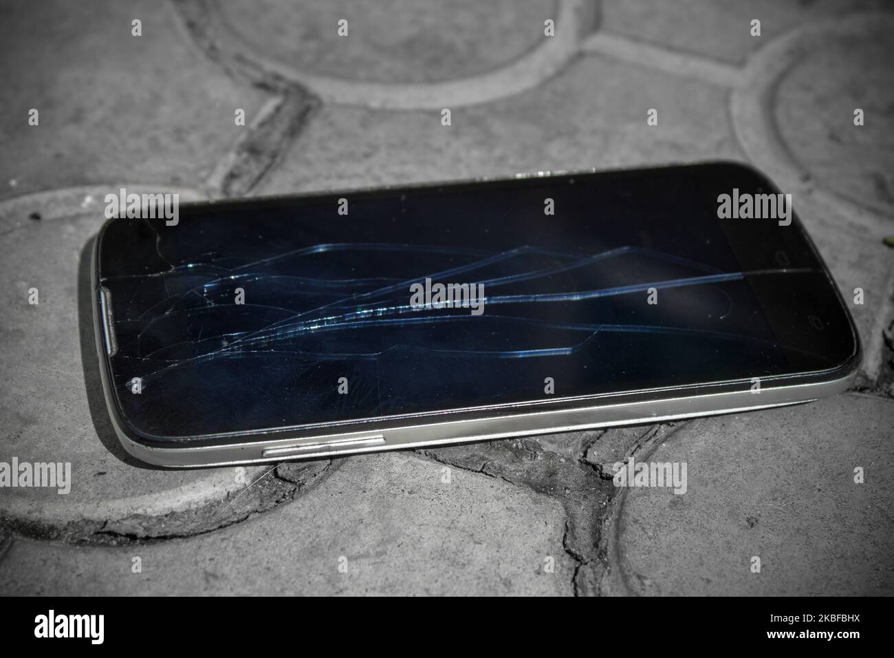 Verre cassé de smartphone sur la pierre Banque D'Images