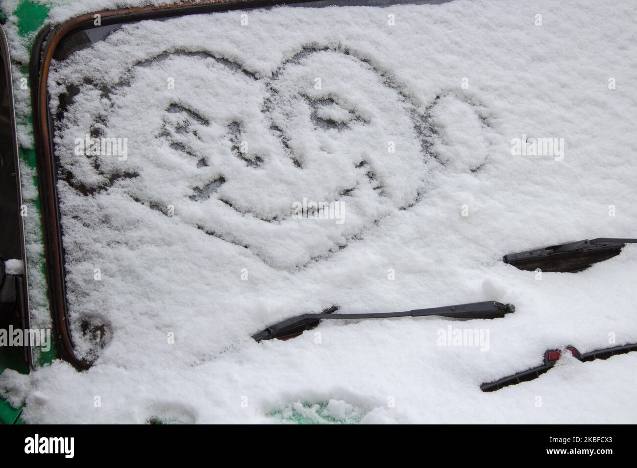 Belle image amusante sur le verre de voiture d'hiver Banque D'Images