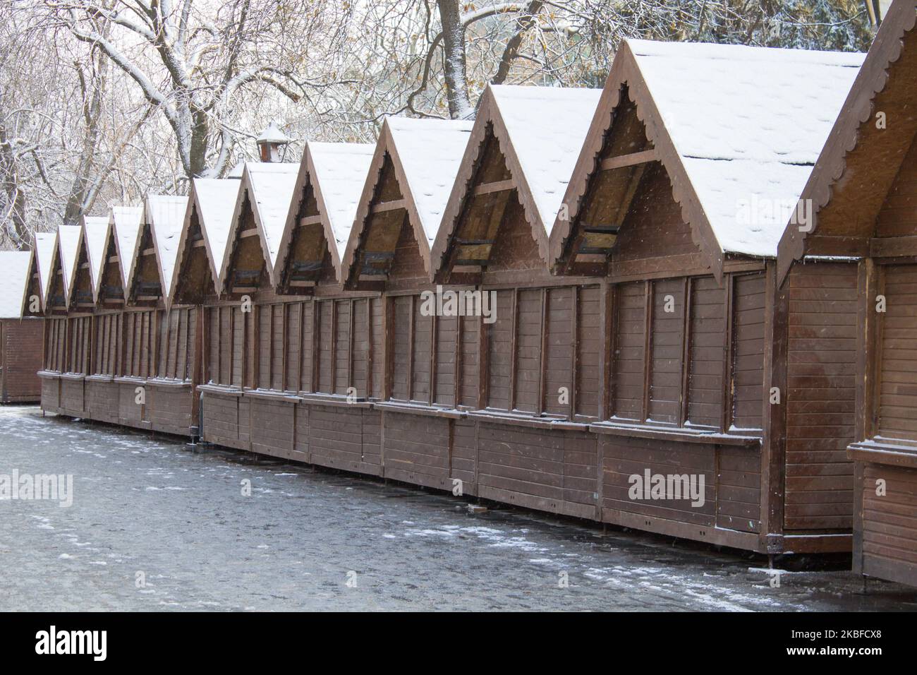 Le matin fermé la foire de Noël en hiver Un kiosque en bois Banque D'Images