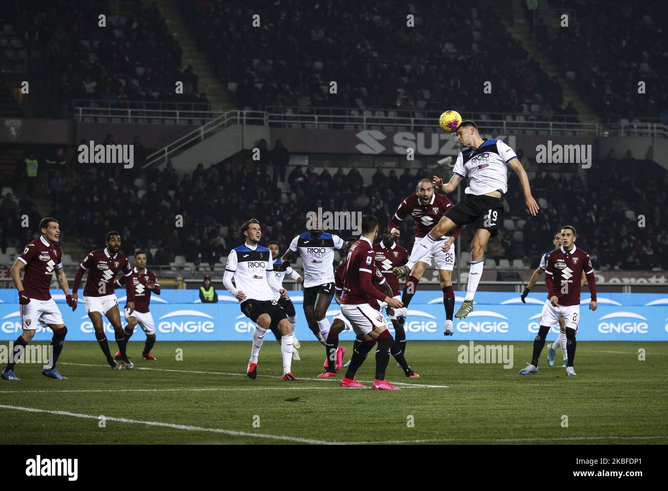 Le défenseur Atalanta Berat Djimsiti (19) dirige le ballon pendant le match de football de la série A n.21 TORINO - ATALANTA on 25 janvier 2020 au Stadio Olimpico Grande Torino à Turin, Piémont, Italie. (Photo de Matteo Bottanelli/NurPhoto) Banque D'Images