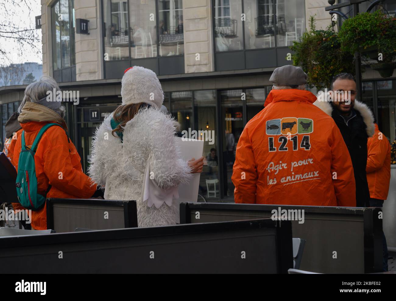 Les activistes de l'association de protection des animaux L214 ont organisé une action flah-mob un restaurant 'la Brioche Doree' à Nantes, France, le 25 janvier 2020. Les activistes ont voulu dénoncer le fait que le groupe le Duff, auquel appartient la Brioche Doree, approvisionne la viande de poulet auprès de fournisseurs qui pratiquent le confinement total de la volaille pendant leur élevage. (Photo par Estelle Ruiz/NurPhoto) Banque D'Images