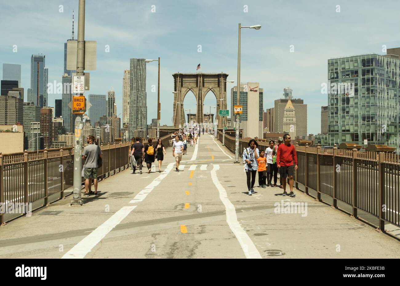 New York états-unis 21, mai 2018 Pont de Brooklyn et Manhattan avec un groupe de personnes. Banque D'Images