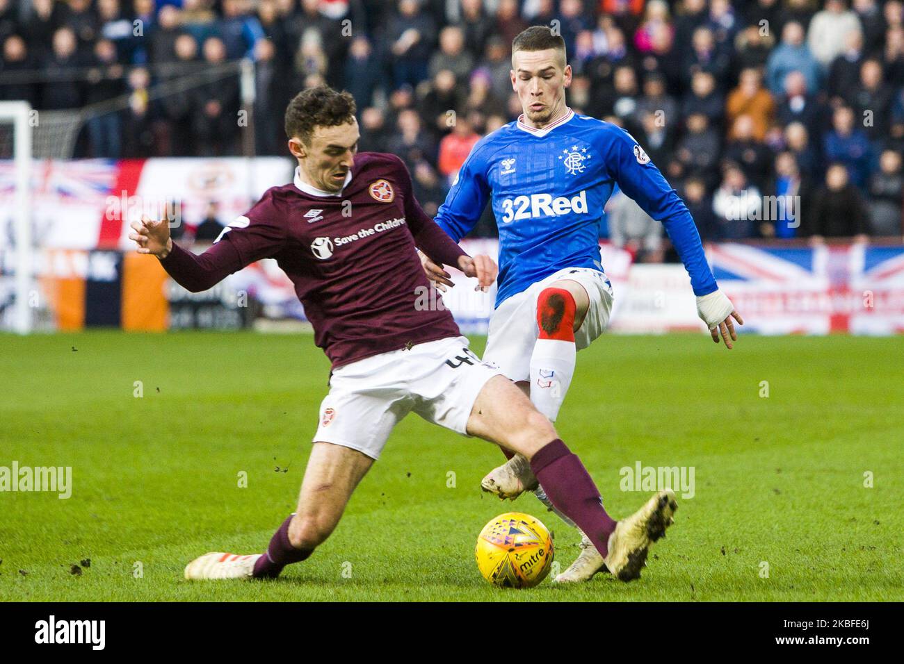 Andrew Irving of Hearts et Ryan Kent of Rangers se disputent le ballon lors du match de la première Ligue écossaise entre Hearts et Rangers au parc Tynecastle, le 26 janvier 2020 à Édimbourg, en Écosse. (Photo par Ewan Bootman/NurPhoto) Banque D'Images