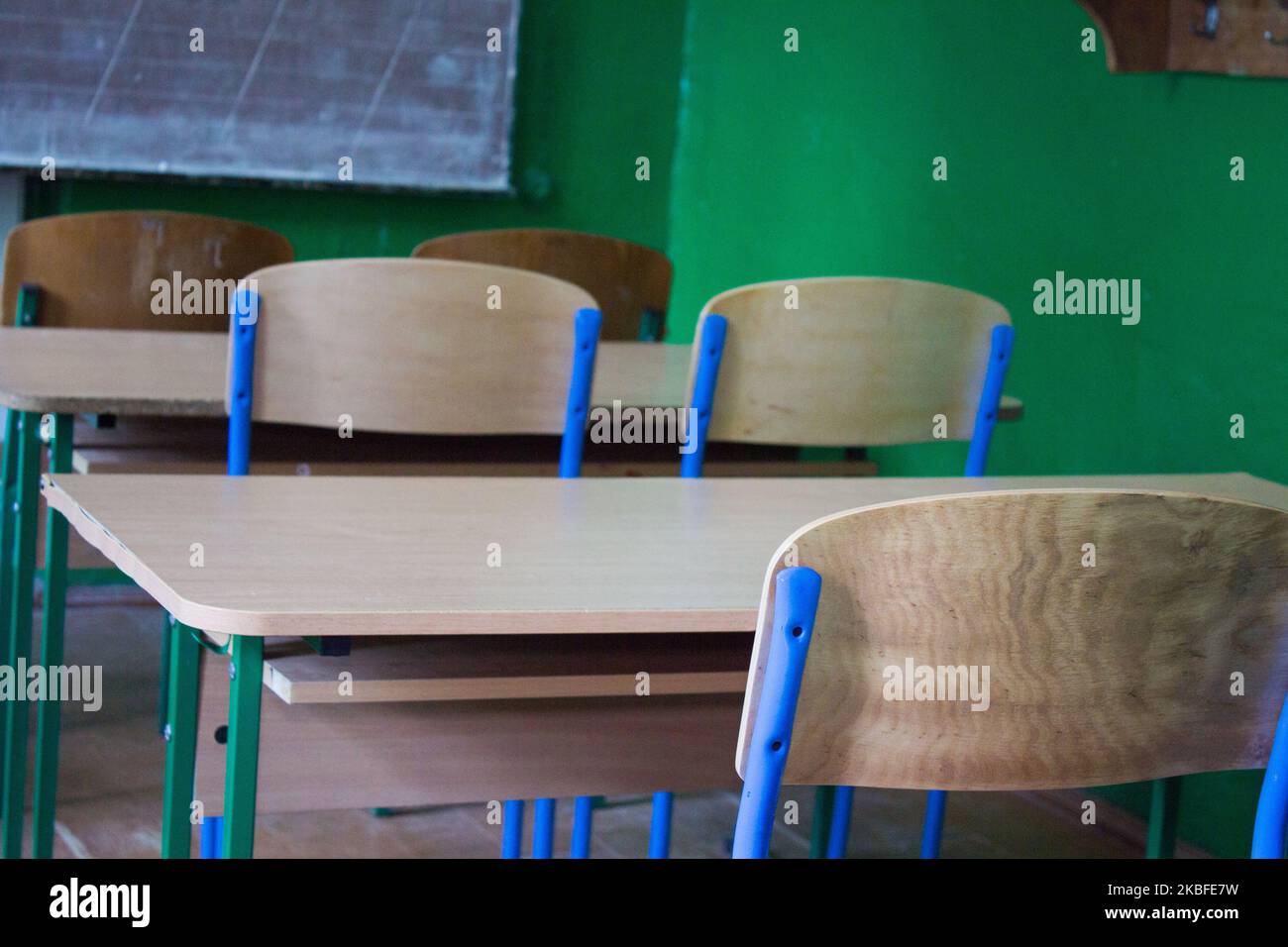 Classe vide sans les élèves à l'école les chaises et bureaux Banque D'Images