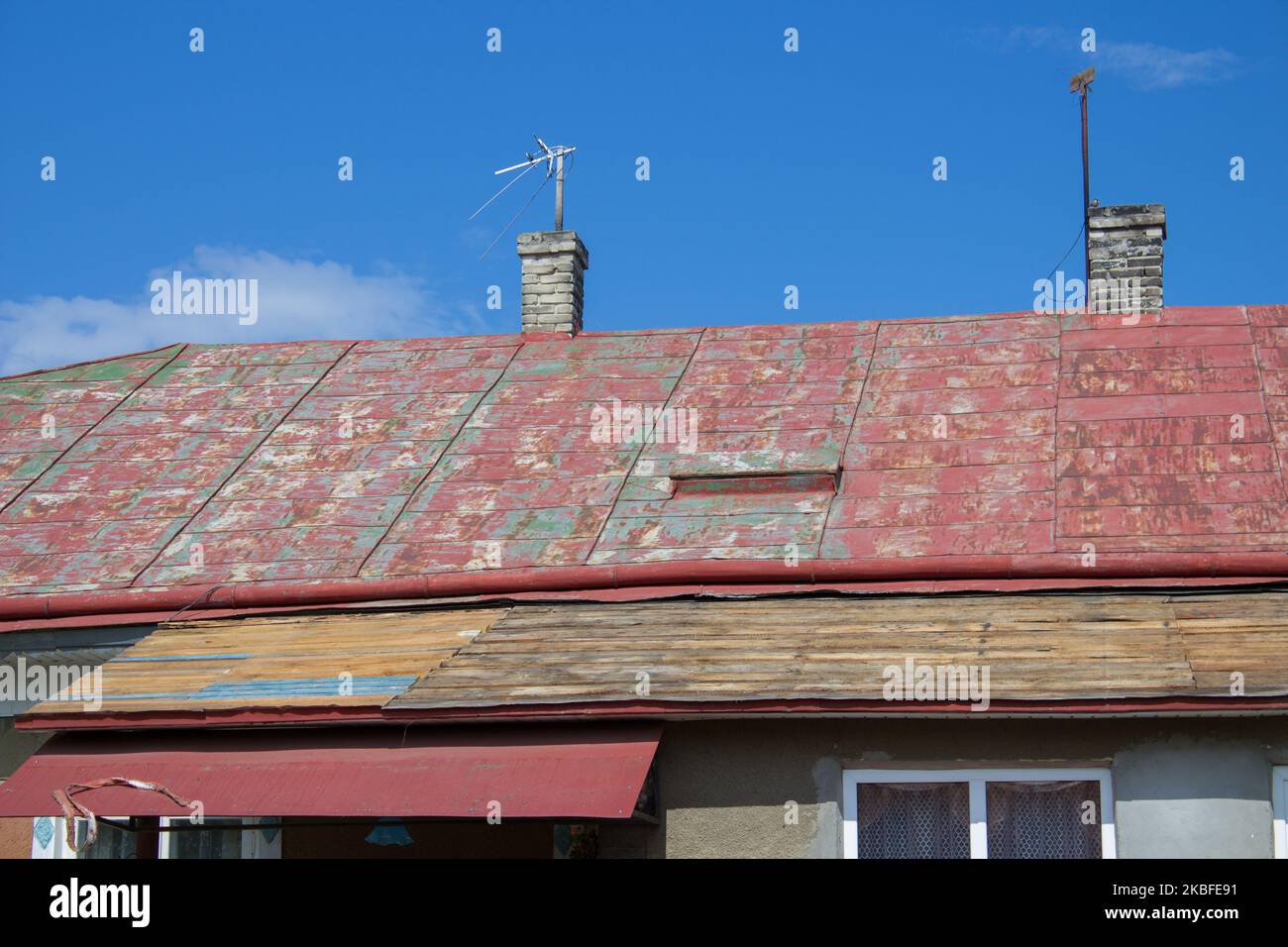 réparez le vieux toit rouillé par temps ensoleillé Banque D'Images