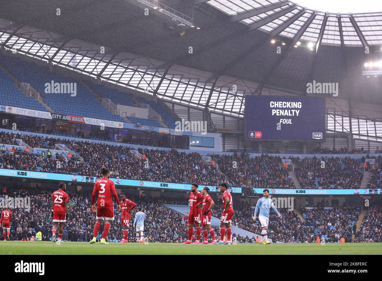 LE VAR vérifie une pénalité Gabriel Jesus de Manchester City est fouillé par Tim Ream de Fulham lors du match de la FA Cup entre Manchester City et Fulham au Etihad Stadium de Manchester le dimanche 26th janvier 2020. (Photo de Tim Markland/MI News/NurPhoto) Banque D'Images