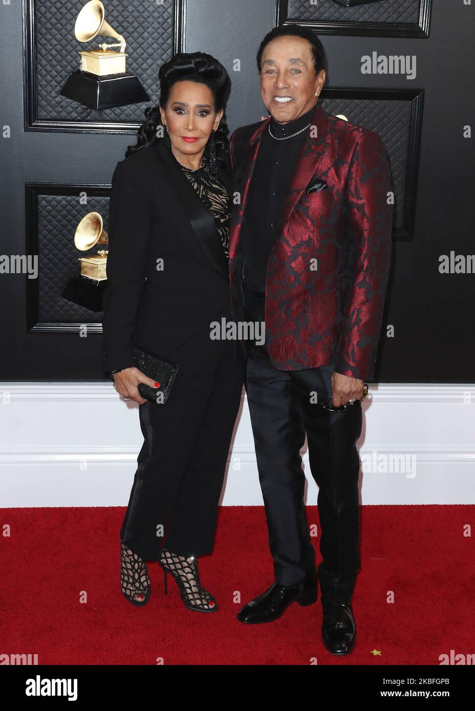 LOS ANGELES, CALIFORNIE, États-Unis - JANVIER 26 : Frances Glandney et Smokey Robinson arrivent aux GRAMMY Awards annuels 62nd qui se tiennent au Staples Center sur 26 janvier 2020 à Los Angeles, Californie, États-Unis. (Photo par Xavier Collin/image Press Agency/NurPhoto) Banque D'Images