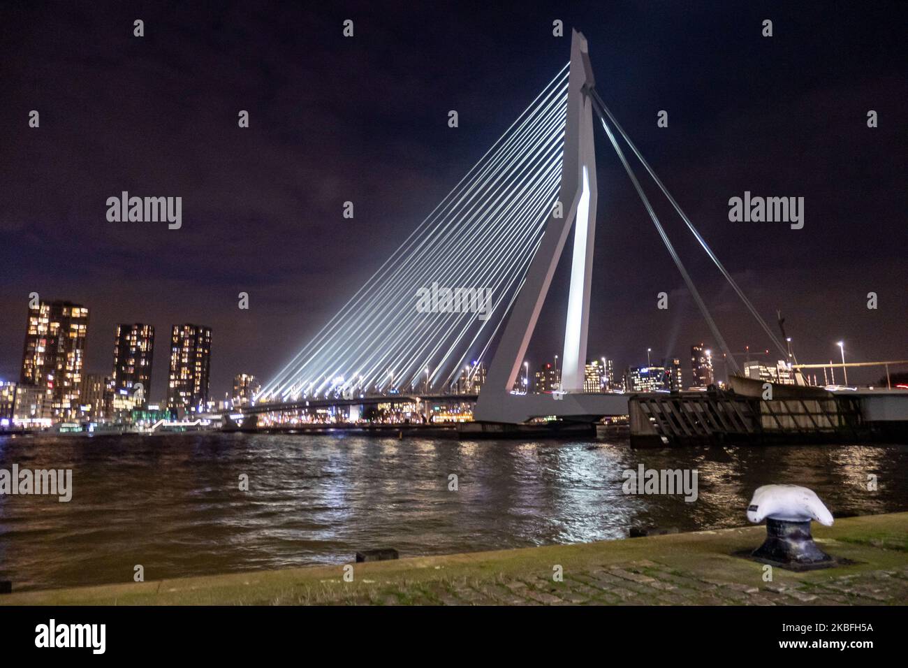Erasmusbrug ou pont Erasmus vu illuminé dans la nuit dans le centre-ville de la ville néerlandaise, Rotterdam le 20 janvier 2020. Le long pont de 802m. Sur l'eau de la rivière New Meuse est un pont combiné à câbles et à bascules nommé d'après Desiderius Erasmus, conçu par Ben van Berkel. La construction et l'esturcture sont célèbres pour son architecture moderne et son design asymétrique de pylône bleu pâle ayant également le plus grand panneau de son type dans le monde. Le pont est un monument historique pour Rotterdam et les pays-Bas. (Photo de Nicolas Economou/NurPhoto) Banque D'Images