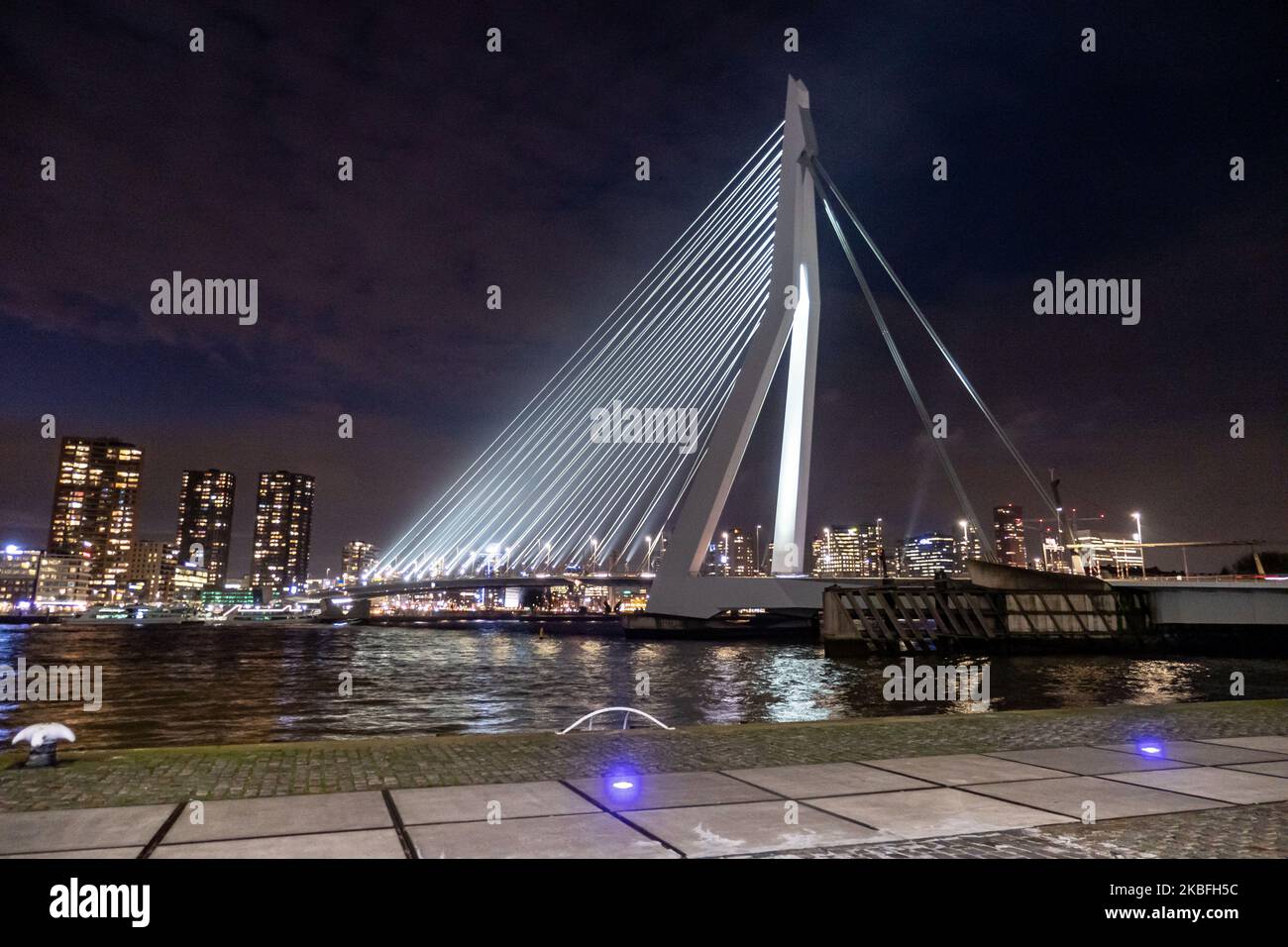 Erasmusbrug ou pont Erasmus vu illuminé dans la nuit dans le centre-ville de la ville néerlandaise, Rotterdam le 20 janvier 2020. Le long pont de 802m. Sur l'eau de la rivière New Meuse est un pont combiné à câbles et à bascules nommé d'après Desiderius Erasmus, conçu par Ben van Berkel. La construction et l'esturcture sont célèbres pour son architecture moderne et son design asymétrique de pylône bleu pâle ayant également le plus grand panneau de son type dans le monde. Le pont est un monument historique pour Rotterdam et les pays-Bas. (Photo de Nicolas Economou/NurPhoto) Banque D'Images