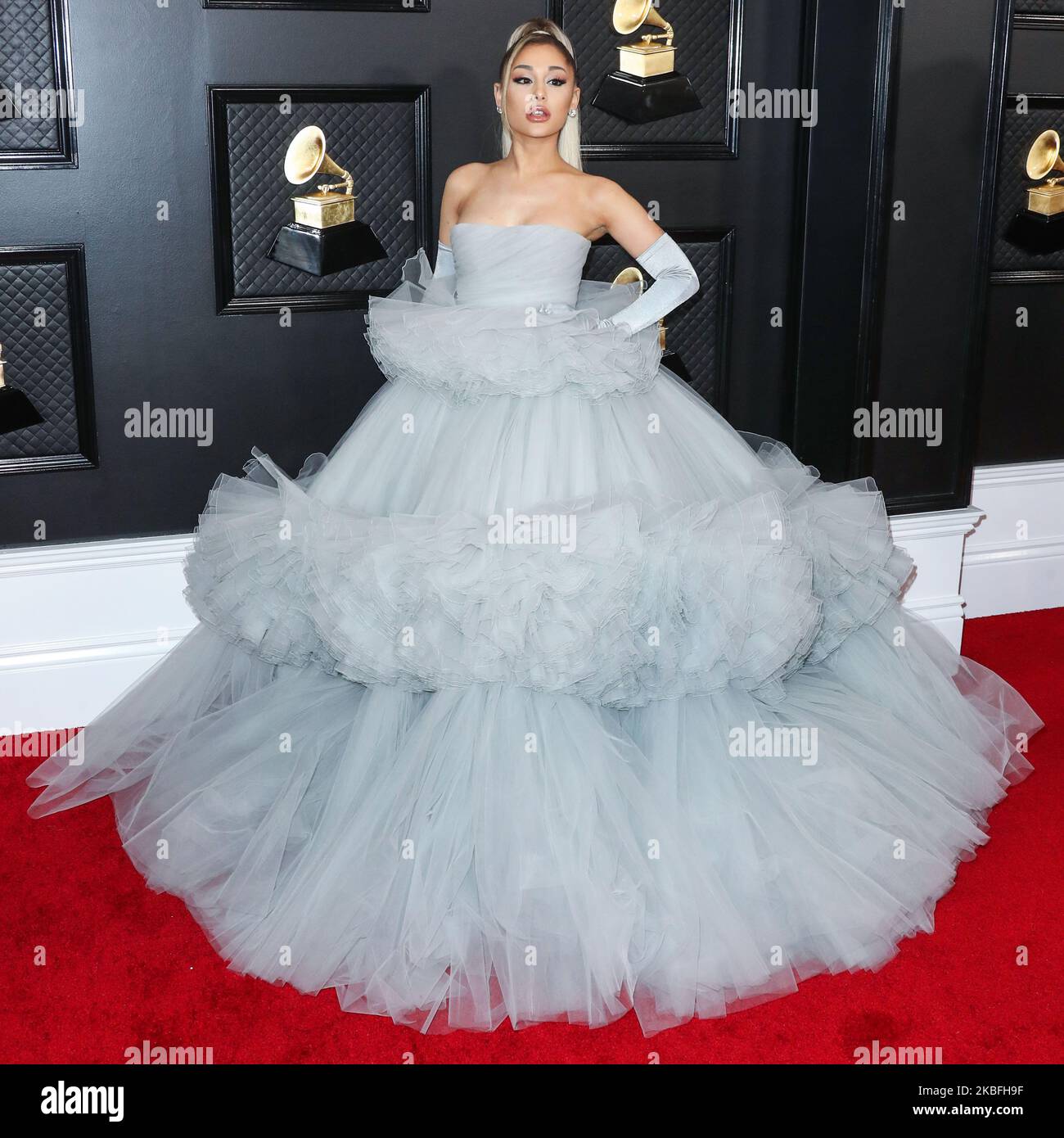 LOS ANGELES, CALIFORNIE, États-Unis - JANVIER 26 : la chanteuse Ariana Grande portant une robe Giambattista Valli personnalisée avec des chaussures Christian Louboutin arrive aux GRAMMY Awards 62nd qui se tiennent au Staples Center de 26 janvier 2020 à Los Angeles, Californie, États-Unis. (Photo par Xavier Collin/image Press Agency/NurPhoto) Banque D'Images