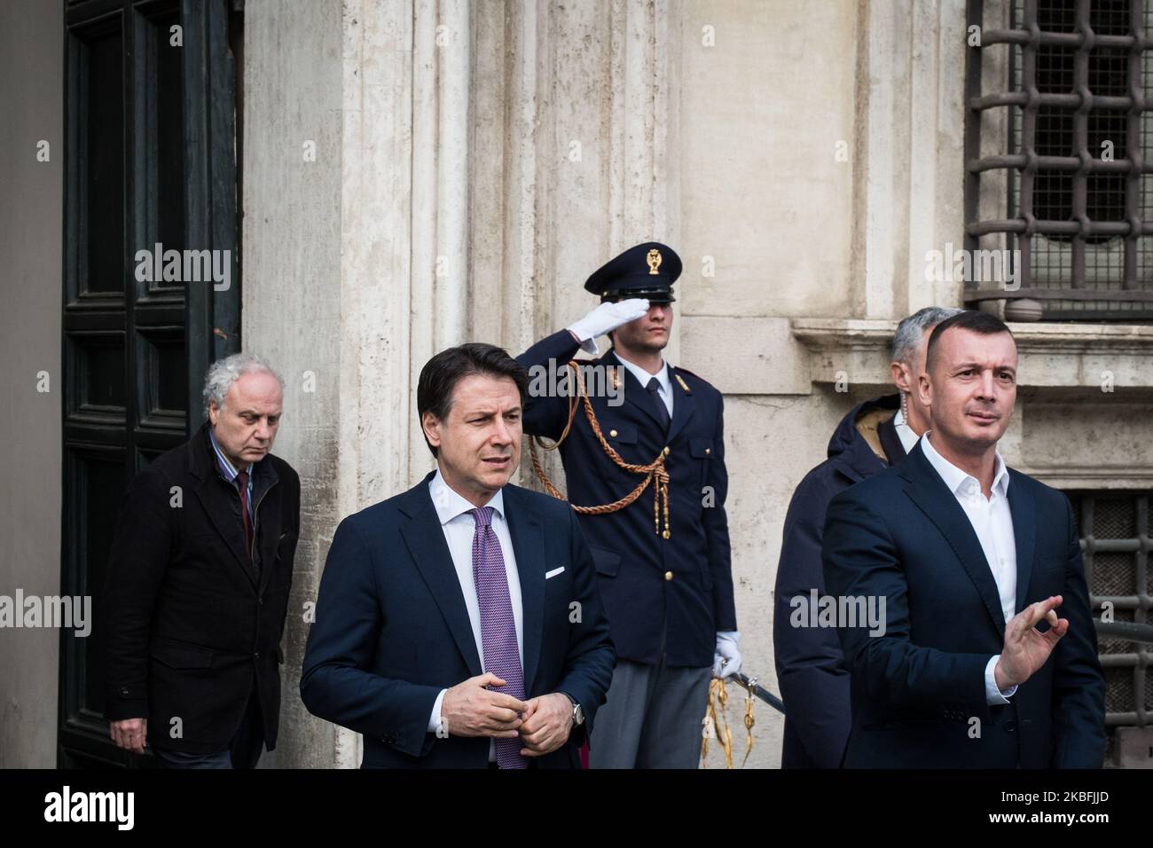 Le premier ministre italien Giuseppe Conte parle aux journalistes des élections régionales en Émilie-Romagne devant le bureau du premier ministre, palais Chigi, à Rome, le lundi 27 janvier 2020. Les électeurs italiens ont contrecarré les espoirs du chef de l'opposition de droite Matteo Salvini de transformer une élection dans une région clé du nord en tremplin pour la reprise du pouvoir national. Les résultats presque complets ont montré lundi sur 27 janvier , 2020 à Rome, Italie (photo d'Andrea Ronchini/NurPhoto) Banque D'Images