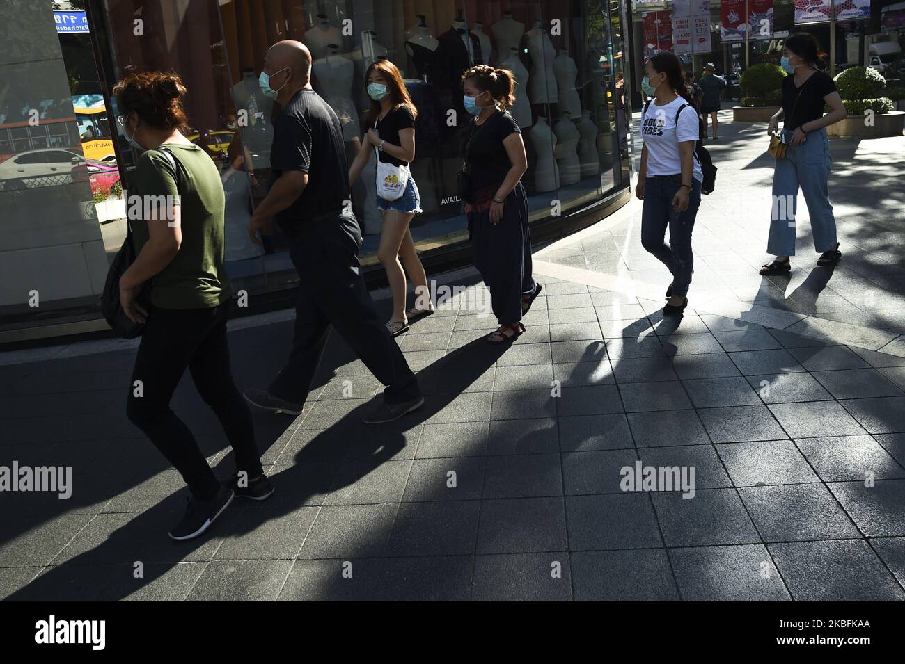 Les touristes chinois portent des masques protecteurs au Ratchaprasong à Bangkok, Thaïlande, 28 janvier 2020. Les autorités sanitaires thaïlandaises intensifient la surveillance et l'inspection du nouveau coronavirus semblable au SRAS après que le ministère de la Santé publique a confirmé quatorze cas dans le pays. Jusqu'à présent, le virus a tué au moins 106 personnes et en a infecté environ 4 599 autres, principalement en Chine. (Photo par Anusak Laowilas/NurPhoto) Banque D'Images