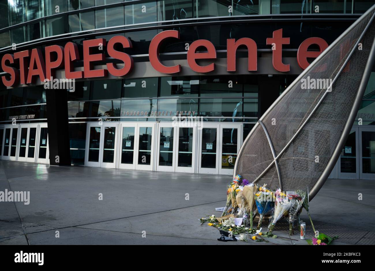 Des fleurs sont mises en mémoire pour la légende KOBE Bryant devant une entrée au Staples Center de Los Angeles, Californie, sur 27 janvier 2020. (Photo de Brent Combs/NurPhoto) Banque D'Images