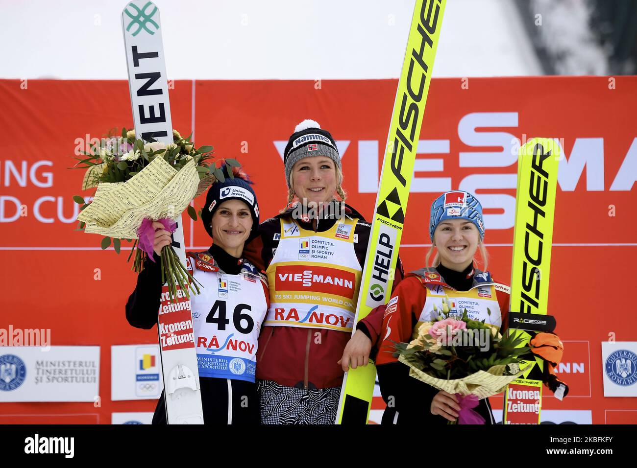 Maren Lundby(C) de Norvège célèbre sur le podium après avoir remporté la première place lors de la coupe du monde des femmes de saut à ski FIS à Rasnov, Roumanie, 26 janvier 2020. EVA Pinkelnig (L) remporte la deuxième place et Chiara Hoelzl termine la troisième place (photo par Alex Nicodim/NurPhoto) Banque D'Images