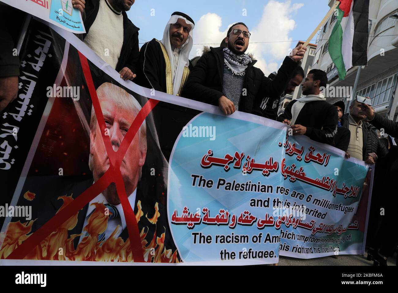 Les manifestants palestiniens brandent des slogans lors d'une protestation contre la proposition de plan de paix attendue par le président américain Donald Trump dans le camp de Bureij pour les réfugiés palestiniens dans le centre de la bande de Gaza sur 28 janvier 2020. (Photo de Majdi Fathi/NurPhoto) Banque D'Images