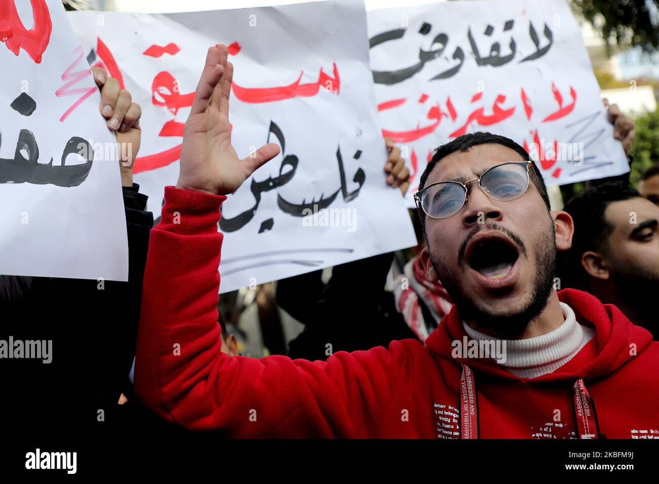 Les manifestants palestiniens brandent des slogans contre le président américain Donald Trump lors d’une protestation contre l’annonce attendue d’un plan de paix, à Gaza, sur 28 janvier 2020. (Photo de Majdi Fathi/NurPhoto) Banque D'Images