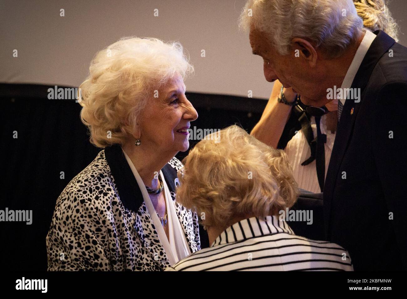 Estela de Carlotto mères de Plaza de Mayo, fondateur de Line et vice-président de la DAIA, David Stalman lors de la commémoration de la Journée internationale de commémoration des victimes de l'Holocauste, Coïncidant avec le 75th anniversaire de la libération du camp de la mort nazi Auschwitz - Birkenau par l'Armée rouge en 1945 le 27 janvier 2020 à Buenos Aires, Argentine. (Photo par Federico Rotter/NurPhoto) Banque D'Images