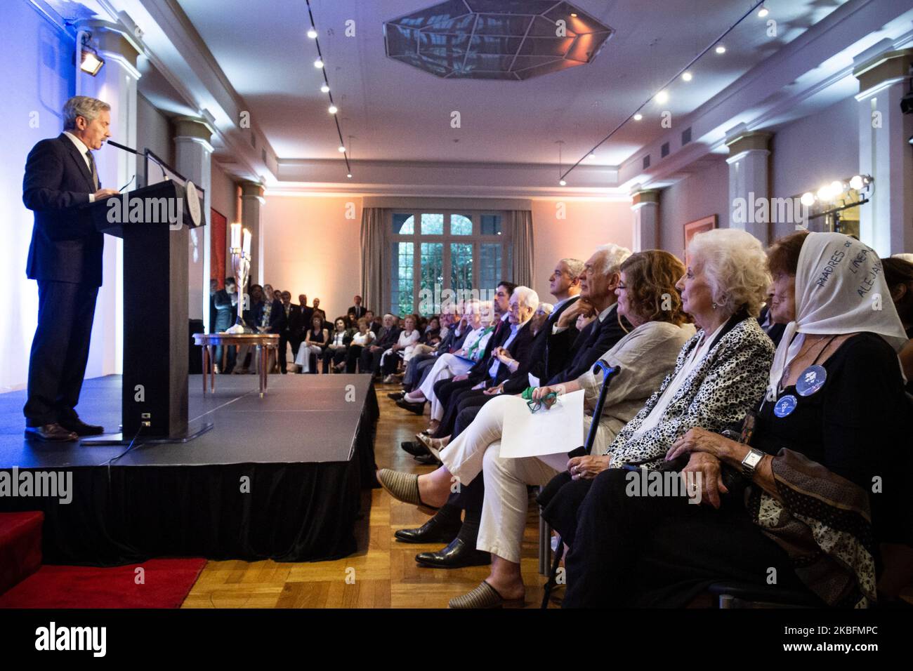Le ministre argentin des Affaires étrangères Felipe Sola, Estela de Carlotto et Taty Almeida Mothers of Plaza de Mayo, fondateur de Line et vice-président de la DAIA, David Stalman lors de la commémoration de la Journée internationale de commémoration des victimes de l'Holocauste, Coïncidant avec le 75th anniversaire de la libération du camp de la mort nazi Auschwitz - Birkenau par l'Armée rouge en 1945 le 27 janvier 2020 à Buenos Aires, Argentine. (Photo par Federico Rotter/NurPhoto) Banque D'Images