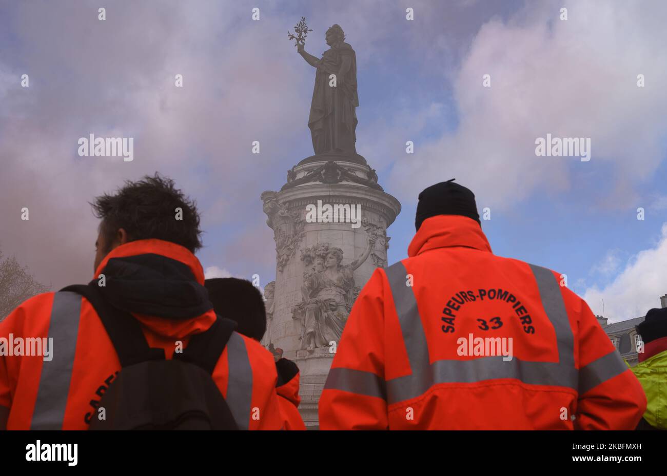 Les pompiers ont manifesté à Paris, France sur 28 janvier 2020 pour exiger une réévaluation de leur prime au feu, plus de moyens et pour dénoncer l'augmentation des agressions contre eux. (Photo par Estelle Ruiz/NurPhoto) Banque D'Images