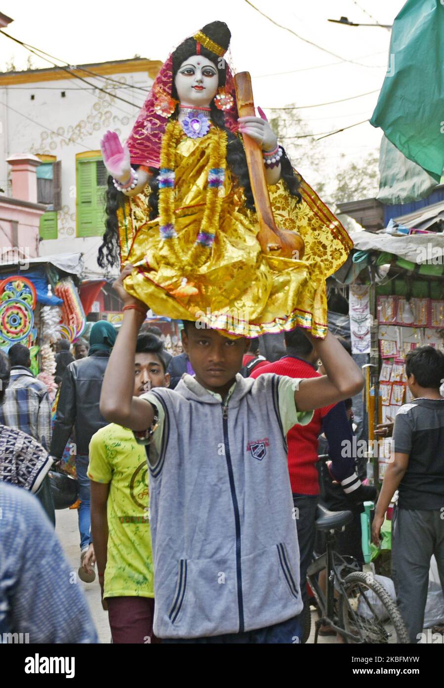 Préparation à la veille de Saraswati Puja (déesse hindoue) à Kolkata, Inde, 28 janvier 2020. Basant Panchami, qui sera célébré le 29 janvier, marque l'arrivée du printemps. (Photo par Indranil Aditya/NurPhoto) Banque D'Images