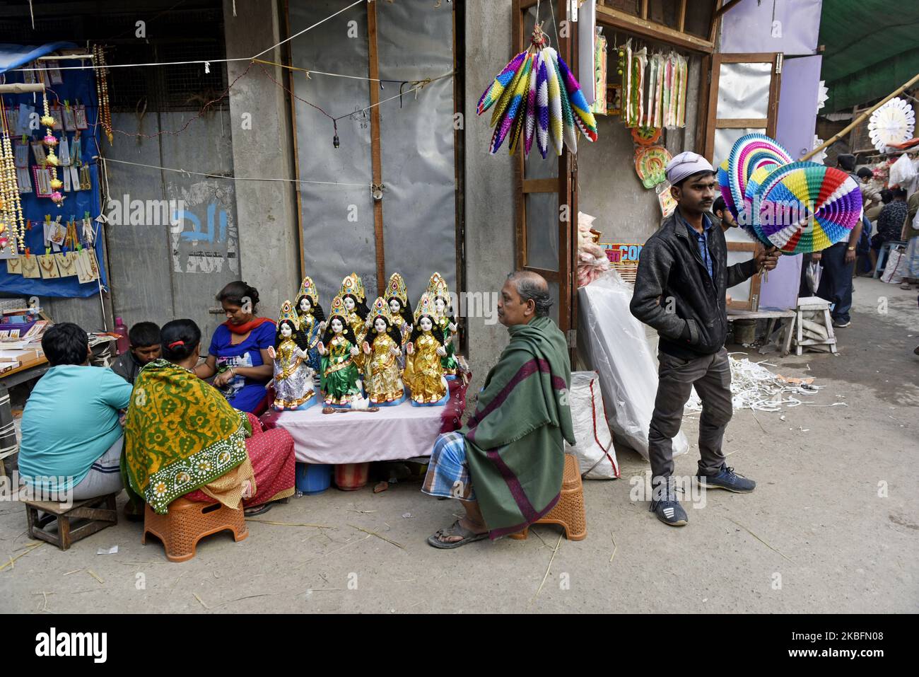 Préparation à la veille de Saraswati Puja (déesse hindoue) à Kolkata, Inde, 28 janvier 2020. Basant Panchami, qui sera célébré le 29 janvier, marque l'arrivée du printemps. (Photo par Indranil Aditya/NurPhoto) Banque D'Images