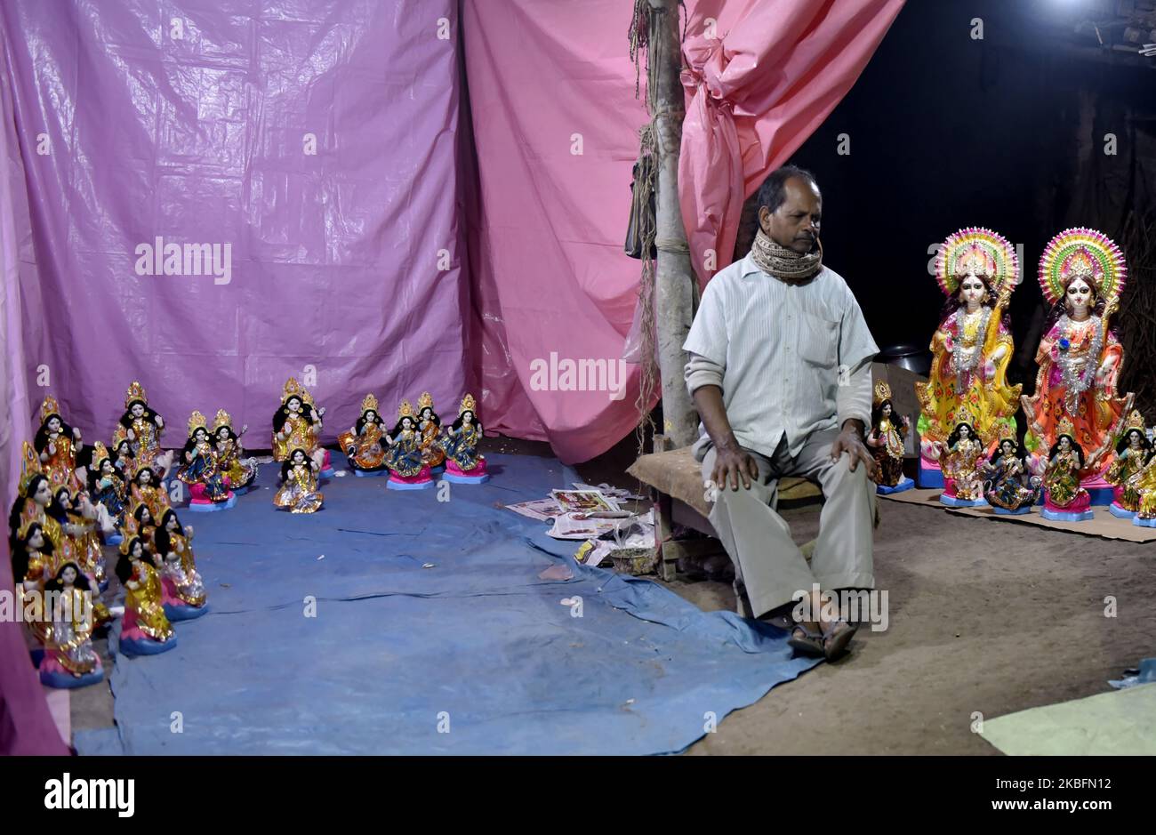 Préparation à la veille de Saraswati Puja (déesse hindoue) à Kolkata, Inde, 28 janvier 2020. Basant Panchami, qui sera célébré le 29 janvier, marque l'arrivée du printemps. (Photo par Indranil Aditya/NurPhoto) Banque D'Images