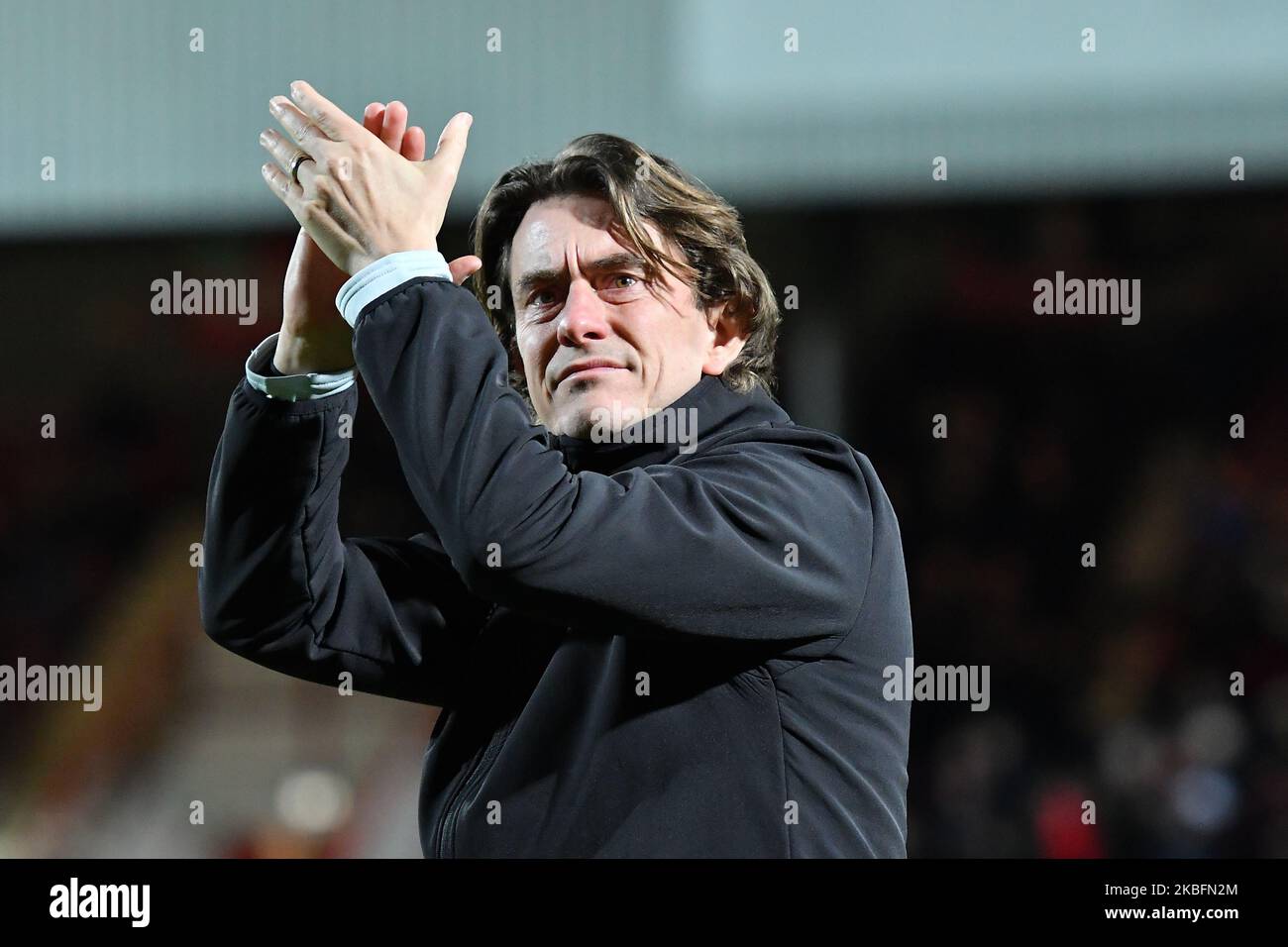 Thomas Frank, entraîneur en chef de Brentford, applaudit les fans avant le match du championnat Sky Bet entre le FC Brentford et la forêt de Nottingham au parc Griffin sur 28 janvier 2020 à Brentford, en Angleterre. (Photo par MI News/NurPhoto) Banque D'Images