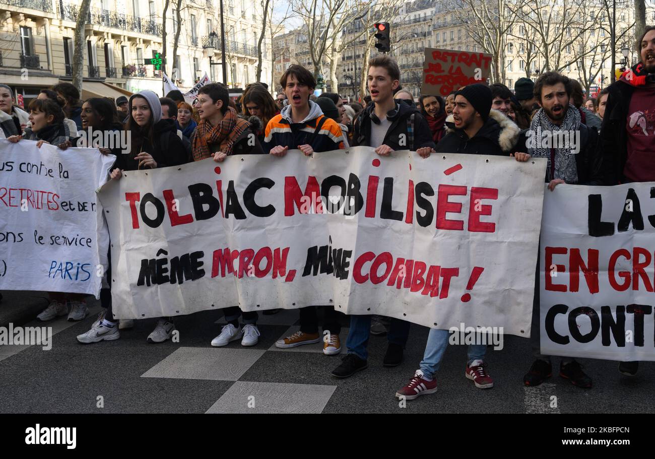 Des étudiants du secondaire et de l'université ont participé à la manifestation contre la réforme des retraites à Paris (France) sur 29 janvier 2020. (Photo par Estelle Ruiz/NurPhoto) Banque D'Images