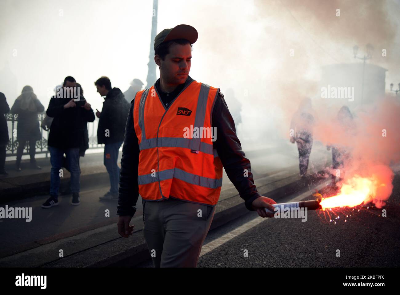 Un chemineur de la SNCF (chemin de fer national) fait une explosion lors de la manifestation. Des milliers de manifestants ont manifesté à Toulouse pour la manifestation de 8th organisée par presque tous les syndicats (CGT, Sud, UNL, UNEF, FO, CFE-CGC, etc.). Les manifestants exigent le retrait de la nouvelle réforme de la retraite (âge, pension, conditions, etc.). Le gouvernement de Macron propose de passer d'un système de retraite à la demande à un système par points (capitalisation). Le gouvernement français veut aussi une unification de tous les systèmes de retraite en France (à l'exception des policiers, des militaires, des membres du Congrès, des sénateurs, des ministres). Protestation Banque D'Images