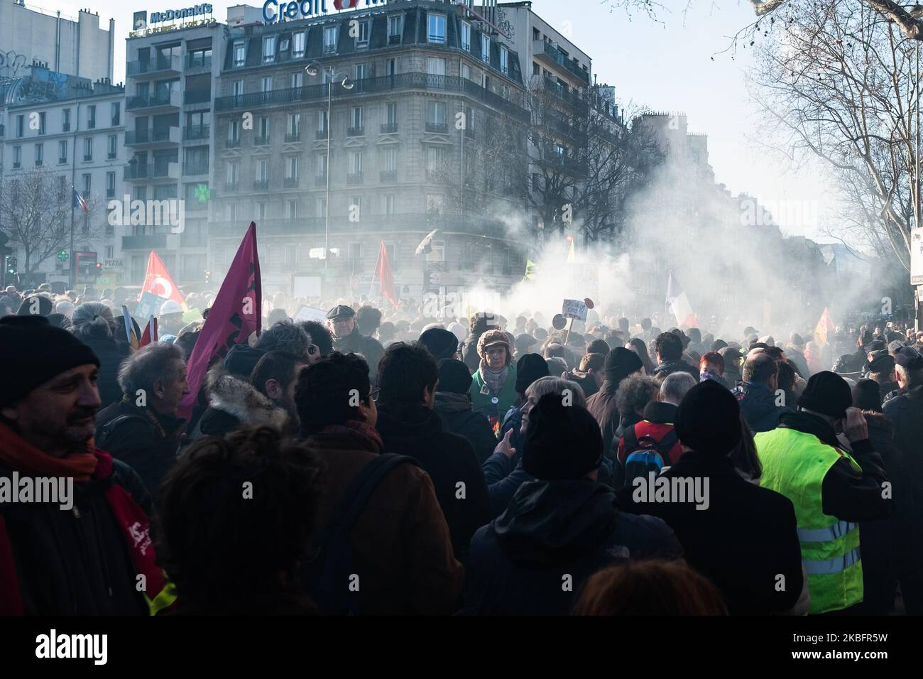 Des milliers de manifestants ont manifesté à Paris, en France, le 29 janvier 2020 pour la manifestation de 8th organisée par presque tous les syndicats (CGT, Sud, UNL, UNEF, FO, CFE-CGC, etc.) (Photo de Jerome Gilles/NurPhoto) Banque D'Images