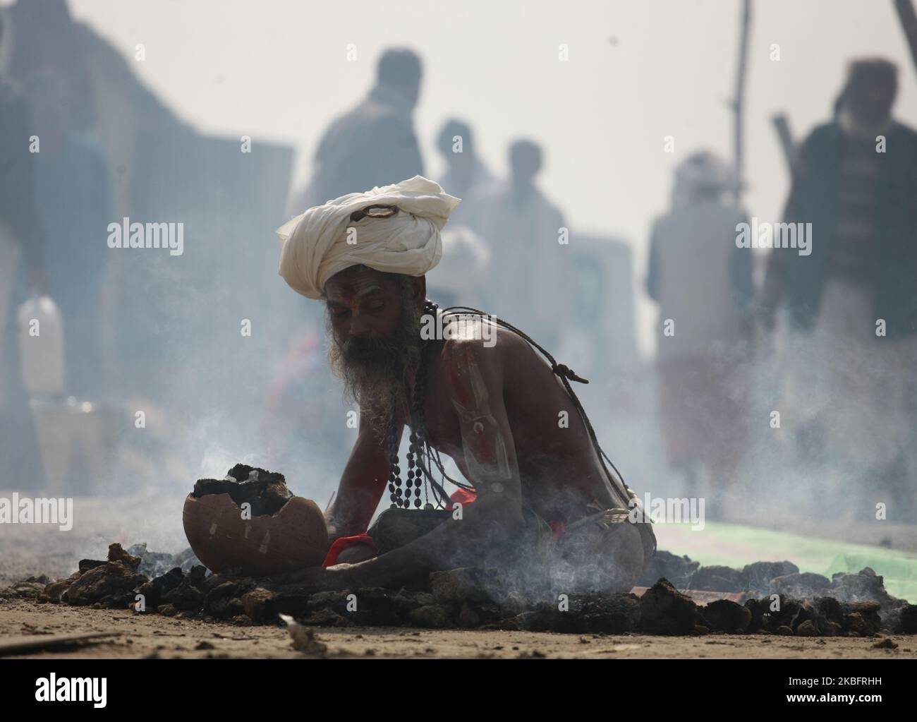 Un dévot exécute un rituel en brûlant des gâteaux secs de fumier de vache à sangam, confluence des rivières Ganges, Yamuna et mythique Saraswati , à l'occasion propice de 'Basant Panchami' à la foire traditionnelle annuelle de Magh Mela, à Allahabad sur 30 janvier,2020. Basant Pancami , le cinquième jour du printemps est célébré par l'adoration de la Foddéesse hindoue de la connaissance et de la sagesse, Saraswati. Hundrads de milliers hindous bain à la confluence pendant la période astronomique de plus de 45 jours célébré comme 'magh Mela' . (Photo de Ritesh Shukla/NurPhoto) Banque D'Images