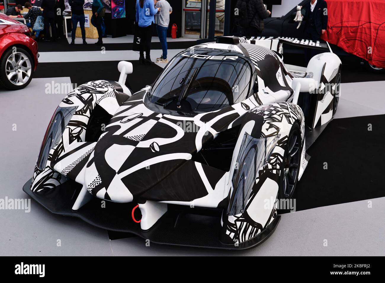 Au Festival automobile International de Paris avec concept Cars et exposition de design automobile, l'artiste français Nairone Defives expose un art car Ligier pour célébrer le 50th anniversaire de la marque Ligier créée en 1969 par Guy Ligier – 29 janvier 2020, Paris (photo de Daniel Pier/NurPhoto) Banque D'Images