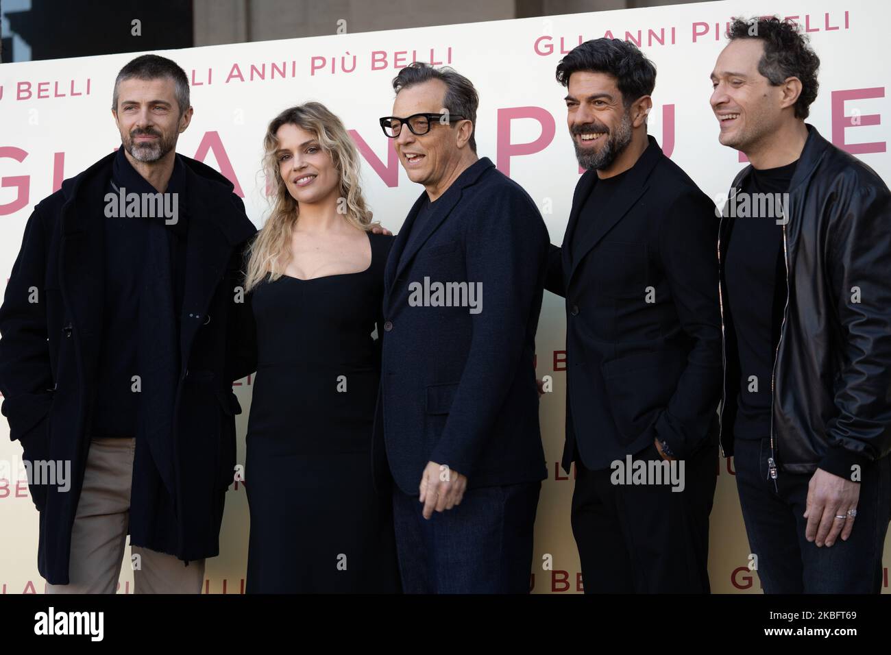 (G-D) Kim Rossi Stuart, Micaela Ramazzotti, Gabriele Muccino, Pierfrancesco Favino et Claudio Santamaria assistent à la séance photo « Gli Anni Più Belli » sur 30 janvier 2020 à Rome, en Italie. (Photo par Luca Carlino/NurPhoto) Banque D'Images