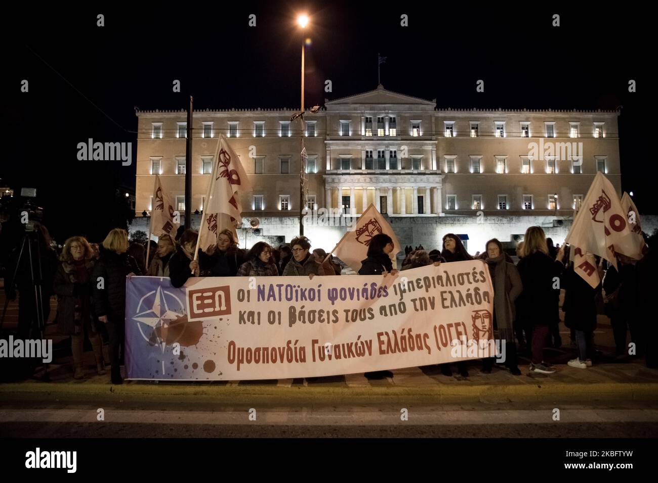 Protestation des membres du Parti communiste grec, contre le nouvel accord militaire entre la Grèce et les Etats-Unis et les nouvelles bases de l'OTAN à Athènes, en Grèce, sur 30 janvier 2020. (Photo de Nikolas Kokovovlis/NurPhoto) Banque D'Images