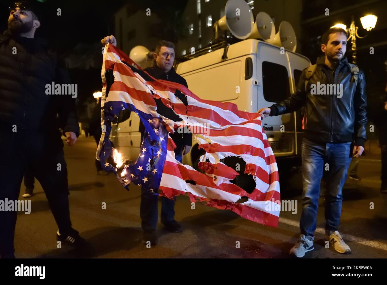 Les communistes et les gauchistes protestent le 30 janvier 2020 devant le Parlement grec et se manifestent à l'ambassade des États-Unis à Athènes, en Grèce, pour protester contre la ratification par le Parlement d'un nouvel accord de défense entre les États-Unis et la Grèce qui implique l'expansion de la coopération militaire dans les activités de l'OTAN. (Photo de Nicolas Koutsokostas/NurPhoto) Banque D'Images