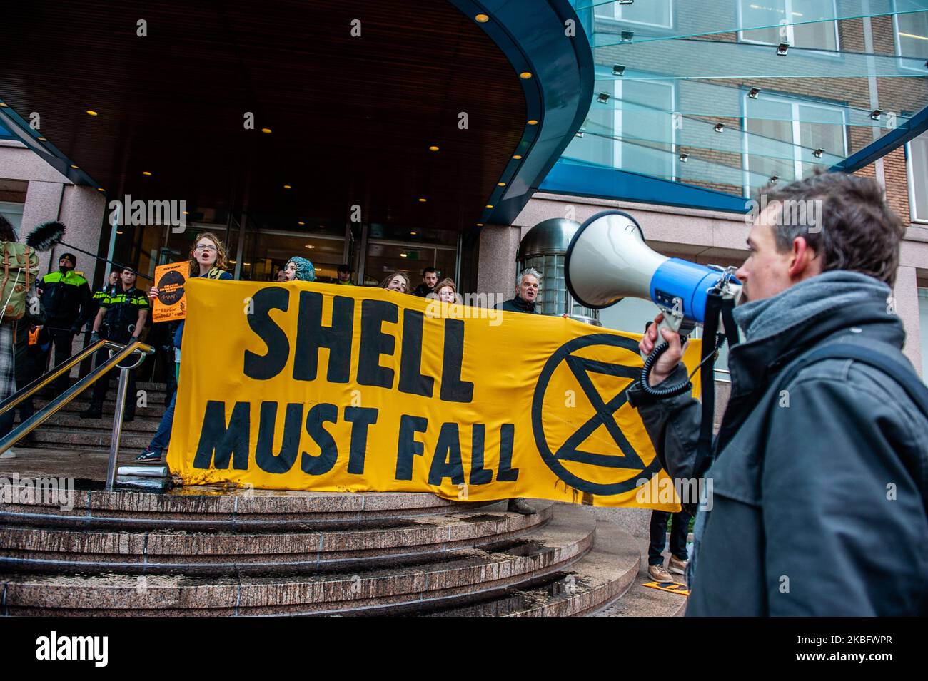 Les activistes XR tiennent des banderoles devant les portes du siège de Shell, à la Haye, lors d'une action contre la compagnie pétrolière, sur 31 janvier 2020. (Photo par Romy Arroyo Fernandez/NurPhoto) Banque D'Images